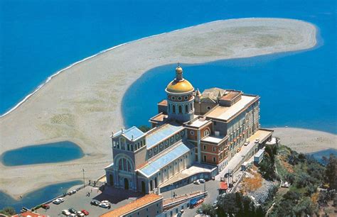 Veduta panoramica di Tindari con il Santuario e i Laghetti di Marinello