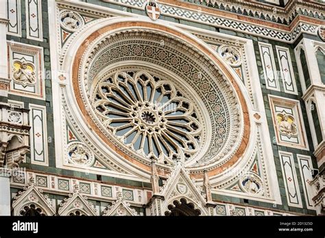 Foto della facciata della Chiesa Santa Maria del Rosario in Prati, con rosone e cancellata