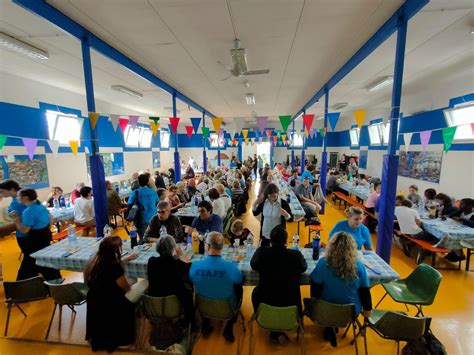 Foto di un'attività di gruppo nella sala parrocchiale