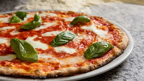 Foto di pizza tonda romana con ingredienti freschi