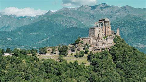 Vista della Sacra di San Michele dalla Val di Susa, con il suo imponente basamento.