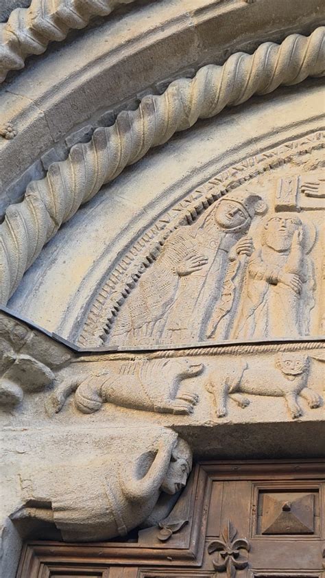 Foto della lunetta romanica del Duomo di Berceto, con focus sulle figure sacre