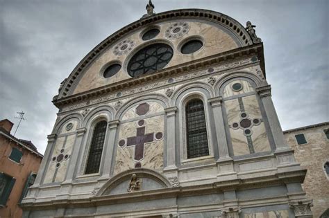 Facciata della Chiesa di Santa Maria Maddalena a Terrossa con dettagli delle sculture