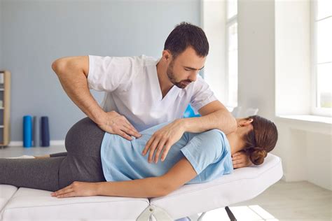 Foto tematica di un osteopata durante un trattamento