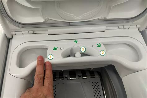 Preparazione dello spazio per l'installazione della lavatrice, con indicazione degli attacchi idrici ed elettrici