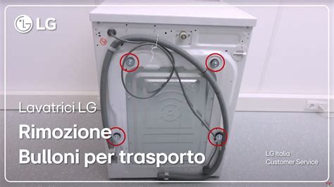 Immagine ravvicinata dei bulloni di trasporto sul retro di una lavatrice, con frecce che indicano la loro posizione