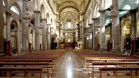 Interno della Chiesa di San Domenico a Legnano con dettagli di navate e decorazioni