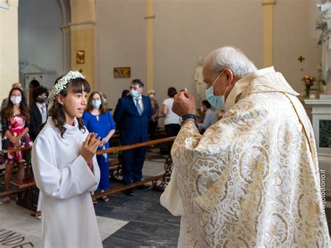 Foto di un giovane cresimando con famiglia durante la cerimonia della Cresima
