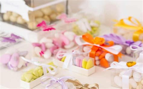 Composizione di sacchettini e scatoline portaconfetti con confetti e nastri colorati