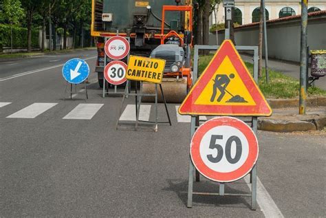 Segnaletica stradale e cantieri per lavori di asfaltatura