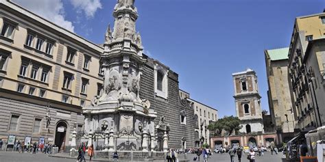 Foto esterna della palestra Eracles in Piazza del Gesù Nuovo, Napoli