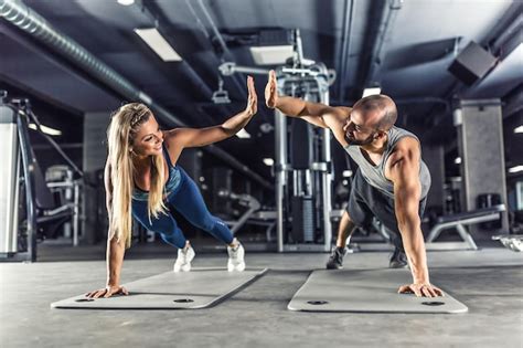 Foto interna della palestra Eracles con attrezzature moderne e persone che si allenano