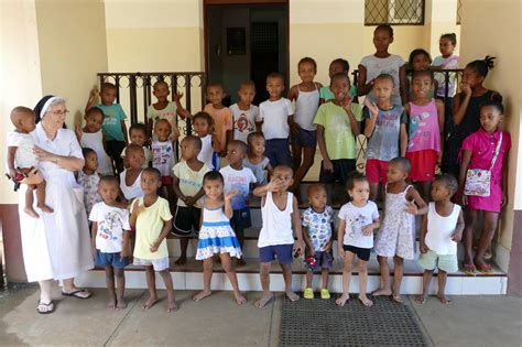 Foto di bambini in un orfanotrofio in Benin