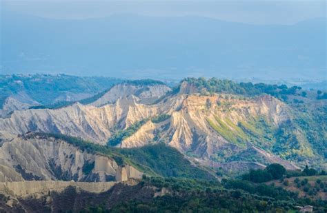 Veduta panoramica di Calciano con i calanchi e la valle del Basento