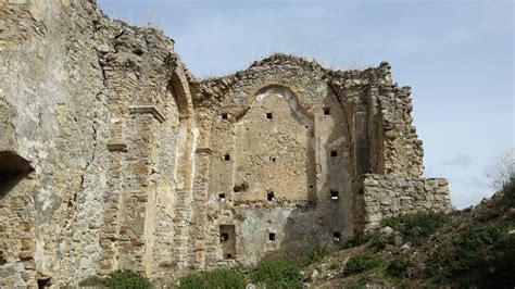 Ruderi della Chiesa della Rocca e fortificazione a Calciano