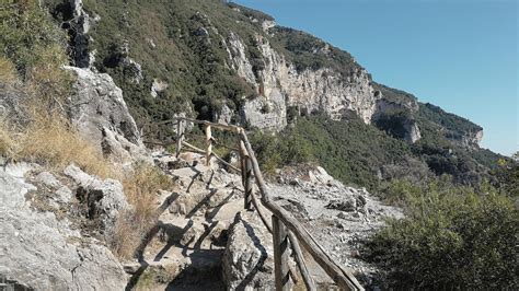 Escursionisti sul Sentiero dei Briganti a Calciano con vista sulla natura