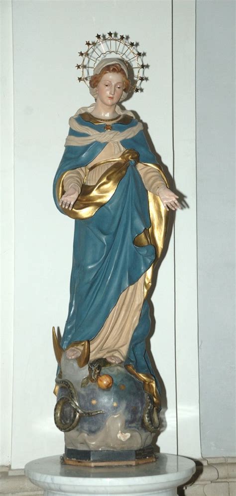 Dettaglio dell'altare maggiore con la statua dell'Immacolata Concezione