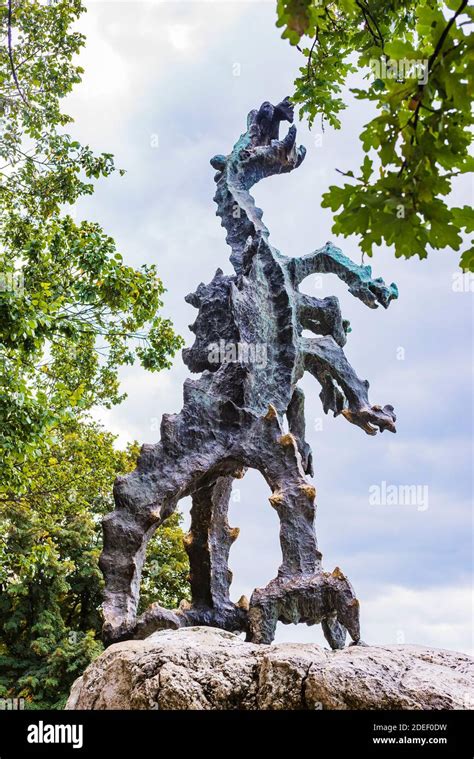 Il drago ai piedi della statua dell'Immacolata