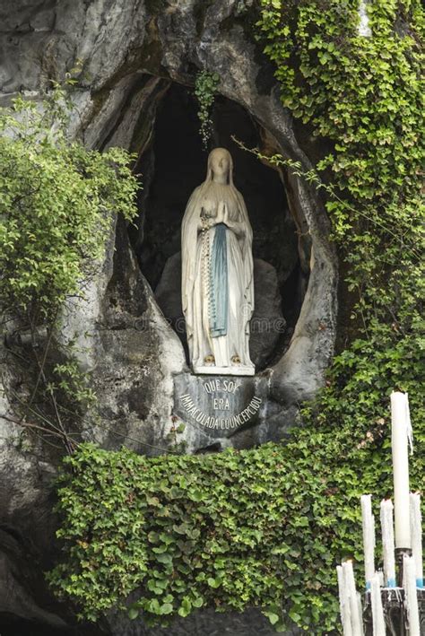 Interno della Grotta di Massabielle con la statua della Madonna e la sorgente