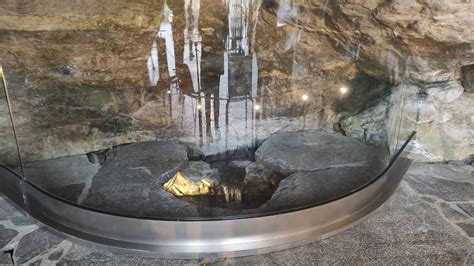 Pellegrini che bevono l'acqua della sorgente di Lourdes