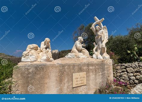 Statua della Via Crucis sulla collina delle Espélungues