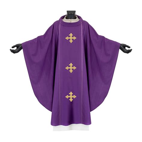 sacerdote con paramenti viola