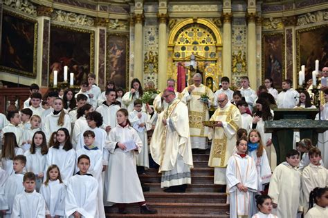 Foto di ministranti durante una celebrazione liturgica