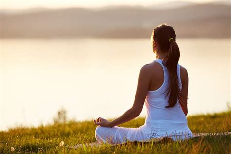 Una persona in meditazione in un ambiente sereno e silenzioso, con suoni e rumori esterni che sfumano