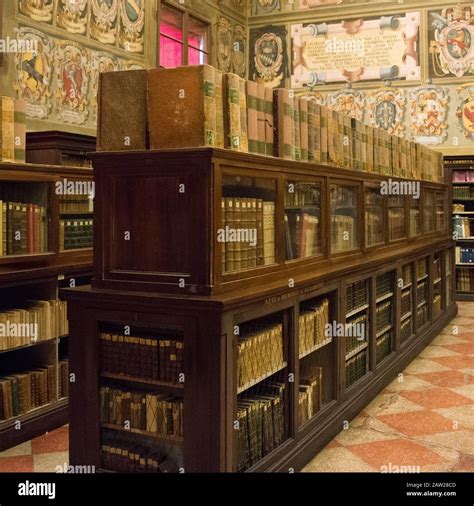 Interno de La Scugnizzeria, con scaffali pieni di libri e uno spazio teatrale