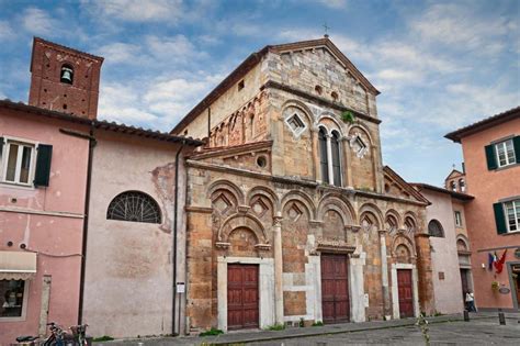 Foto della facciata della chiesa universitaria di San Frediano a Pisa