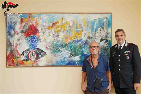 Foto dello studio di Michele Roccotelli a Bari con quadri, sculture, materiali di riciclo e colori