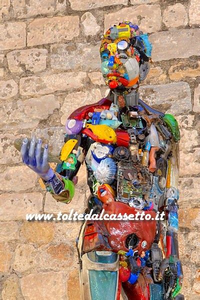 Scultura di Michele Roccotelli realizzata con materiali di riciclo, come vecchie finestre e pezzi di legno