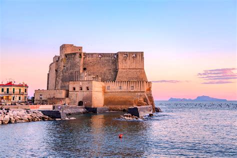 Veduta esterna del Castel dell'Ovo a Napoli, sede di importanti mostre di Roccotelli