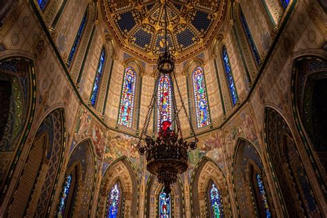 Interno della Cattedrale Celeste con murales biblici e vetrate