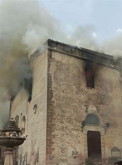 Immagine simbolica di una chiesa distrutta o in fiamme