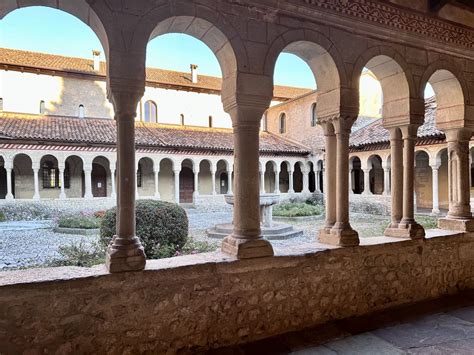 Foto ravvicinata del chiostro dell'Abbazia di Follina