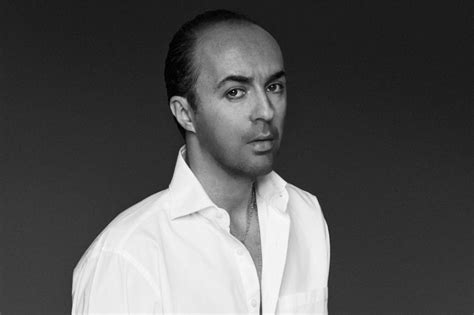 Francesco Scognamiglio ritratto in studio con bozzetti