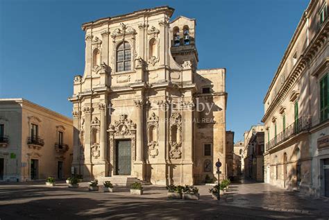 Foto di un palazzo storico nel centro di Pinerolo