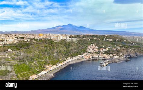 Veduta panoramica di Puntalazzo con l'Etna sullo sfondo e la costa ionica
