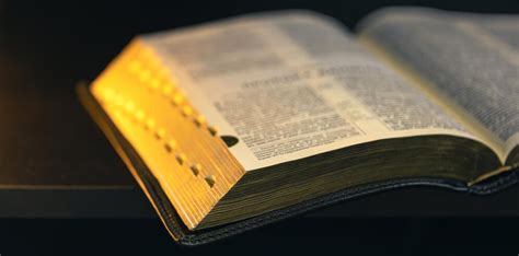 Foto di Bibbia aperta con testo affiancato in due lingue