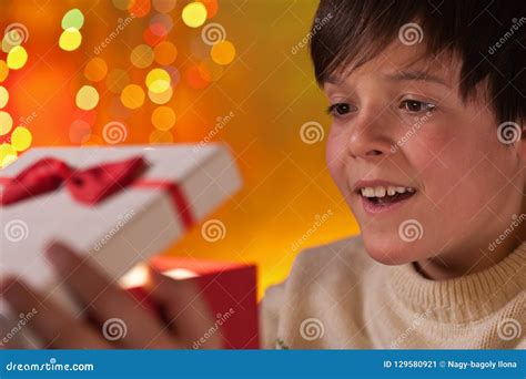 Ragazzo felice mentre apre un regalo