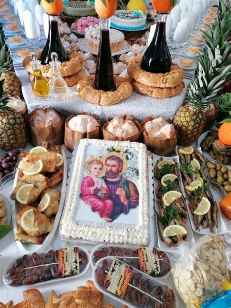 Infornata di pani votivi di San Giuseppe con diverse forme simboliche