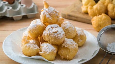 Foto di un assortimento di dolci tipici di San Giuseppe, come sfince e crispelle