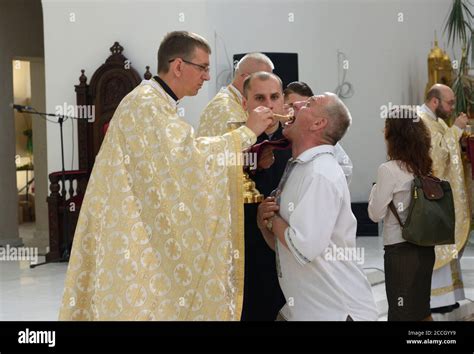 Un sacerdote che porta la comunione a un anziano malato a casa.