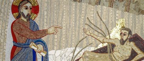 Un sacerdote mentre amministra l'Unzione degli Infermi a un malato.