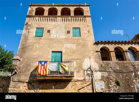 foto della Quarantana appesa a un balcone, con le sette penne