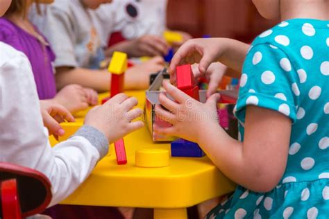 foto di bambini che costruiscono la Quarantana in un laboratorio didattico
