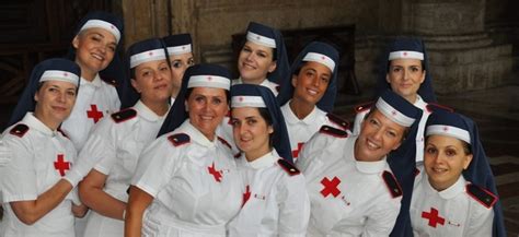Foto storica di Infermiere Volontarie della Croce Rossa Italiana (Crocerossine) in divisa