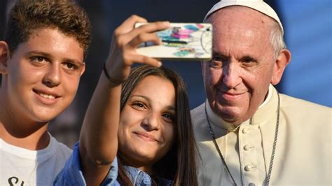 Papa Francesco parla a giovani in un grande raduno all'aperto, GMG Panama