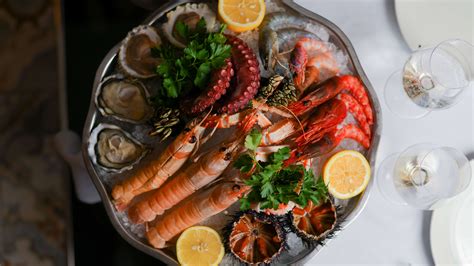 Piatto di pesce fresco (tonno o spada) servito in un ristorante con vista mare